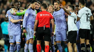 Valencia Real Madrid maçında inanılmaz olay! Saha bir anda karıştı