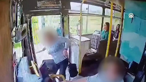 Kapısı açık seyreden otobüsten kadın yolcu düştü ve ağır yaralandı