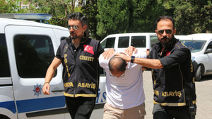 Trafikte tartıştığı adamı eşi ve kızının gözü önünde bıçaklayarak öldüren zanlı tutuklandı