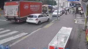 Esenyurt'ta freni boşalan kamyon 11 araca çarptı, pideci dükkanına girdi
