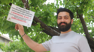 Sivas'ta ilginç görüntü! Ağaca astığı notu okuyan 2 kere düşündü