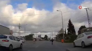 Sultangazi'de inek arabaya çarptı; o anlar kamerada