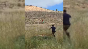 Yahudi yerleşimcinin tekme attığı Filistin bayrağı patladı!