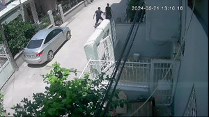 Kadının elindeki telefonu böyle kapkaç yaptı!