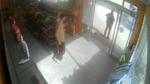 Husumetlisini aracıyla çarpıp markete soktu!