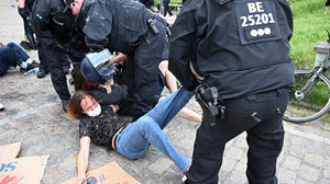 Alman polisi de Filistin destekçisi öğrencileri sürükledi