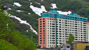 Okul, bakkal, postane asansör mesafesinde: Bu kasabanın tüm nüfusu aynı apartmanda yaşıyor