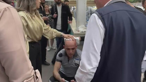 Yabancı uyruklular, bedava bindirmeyen güvenlikçiye saldırdı