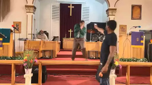 Kilisede vaaz veren papaza silahlı saldırı girişimi