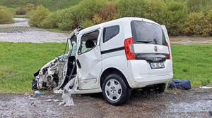 Ağrı'da hafif ticari araçla minibüs çarpıştı: 1'i bebek 3 ölü, 4 yaralı