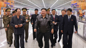 Kim Jong-Un silah fabrikalarını denetledi