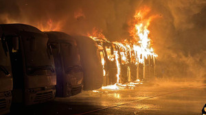 Servis otoparkında yangın: 15 araç küle döndü