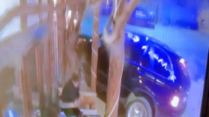 Ters yöne girip kafeye daldı, 2 kişiyi ezip kaçtı!