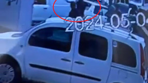 Silahla vurduktan sonra tekme ve sopalarla darbettiler