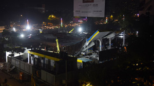 Hindistan’da inanılmaz olay! Reklam panosu düştü: 8 ölü 59 yaralı