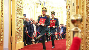 Putin İncil’e el bastı, hükümet istifa etti!