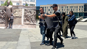 Atatürk Anıtı'na saldıran dayı yeğen el ele cezaevine!