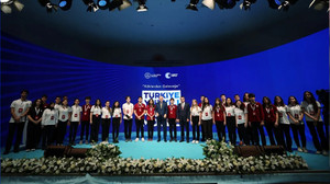 Cumhurbaşkanı Erdoğan'a sarılan öğrenci, Nihal-Bahar Candan’ın kardeşi mi? Gazetecinin iddiası...