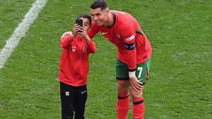 Sahaya girip Ronaldo ile fotoğraf çektirmişti!