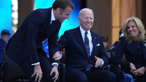 Biden, "olmayan sandalyeye" oturmaya çalıştı