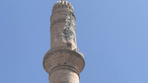 Yıldırım, tarihî caminin minaresini parçaladı!