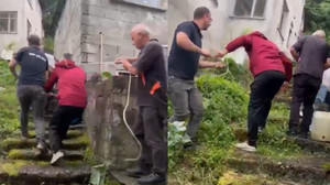 Kurbanlıkla beraber duvardan aşağı uçtu!