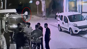 Taksici el frenini çekmeyi unuttu, aracının altında kaldı!