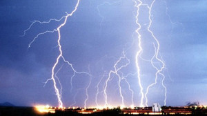 İki kardeşin üzerine yıldırım düştü!