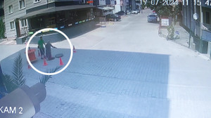 Görme engelli çift rögara düştü!