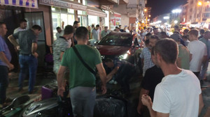 Otomobille kahvehanede oturanları biçti!