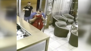 Yere düşen bayrağı öpüp yerine asan polis, duygulandırdı