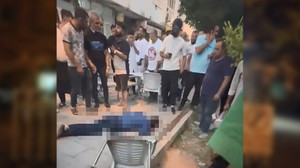 Babasını sokak ortasında öldürdü!