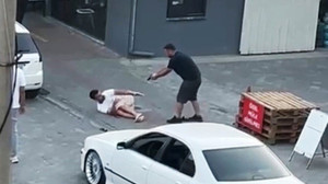 Öz kardeşini para yüzünden vurdu!