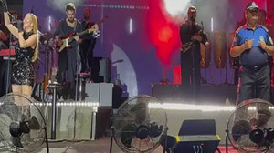 Derya Uluğ konserinde zabıtanın dans şovu! Sahnede doyasıya oynadı