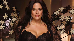 Victoria’s Secret defilesinde büyük beden modeli Ashley Graham podyumu salladı!