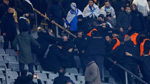 Fransa İsrail maçında taraftarlar birbirine girdi