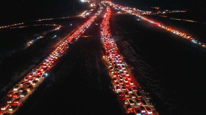 Suriye’de 61 yıllık rejim çöktü! Şam'a dönüşler başladı: Kuyruğun sonu gözükmüyor