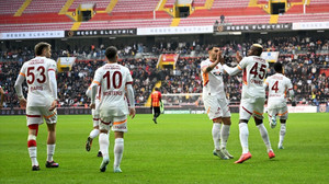 Galatasaray Kayseri'de farkı 8'e çıkardı: 5 gollü galibiyet!