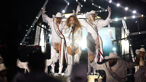 Beyonce’den tarihi performans: NFL gecesine damga vurdu!