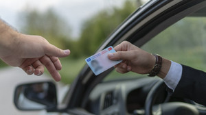 EHLİYET YENİLEME SON GÜN TARİHİ | Ehliyet yenileme için gerekli evraklar neler ve ücreti ne kadar?