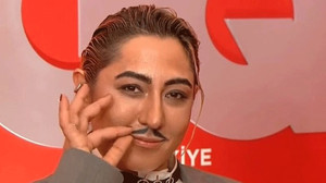 Kalben ödül törenine erkek olarak katıldı