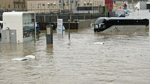 Mekke'de kırmızı alarm: Araçlar sürüklendi, insanlar mahsur kaldı