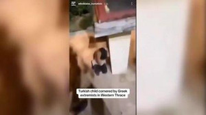 Yunan ırkçılardan Türk çocuğuna alçakça saldırı: O anları kayda aldılar!