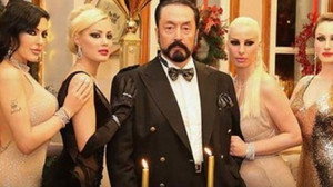 Adnan Oktar’a 3 suçtan beraat: Kediciklerden sevgi yağmuru
