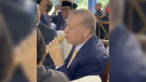 Cumhurbaşkanı Erdoğan, Endonezya'da Mehter marşına böyle eşlik etti