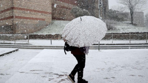 İstanbul'da beklenen kar yağışı başladı! Bazı bölgeler beyaza büründü