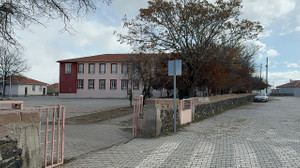 Okulu kana buladı! Sınıfta öğretmene kurşun yağdırdı!