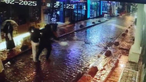 Fotoğraf çeken turistlerin telefonunu çalıp selfie çekildi