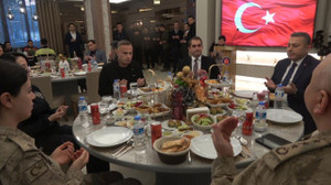 Mehmetçik ve Emniyet güçleri, sınırın sıfır noktasında iftarda buluştu