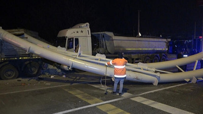 Düzce'de freni boşalan TIR, 2 TIR'a çarptı